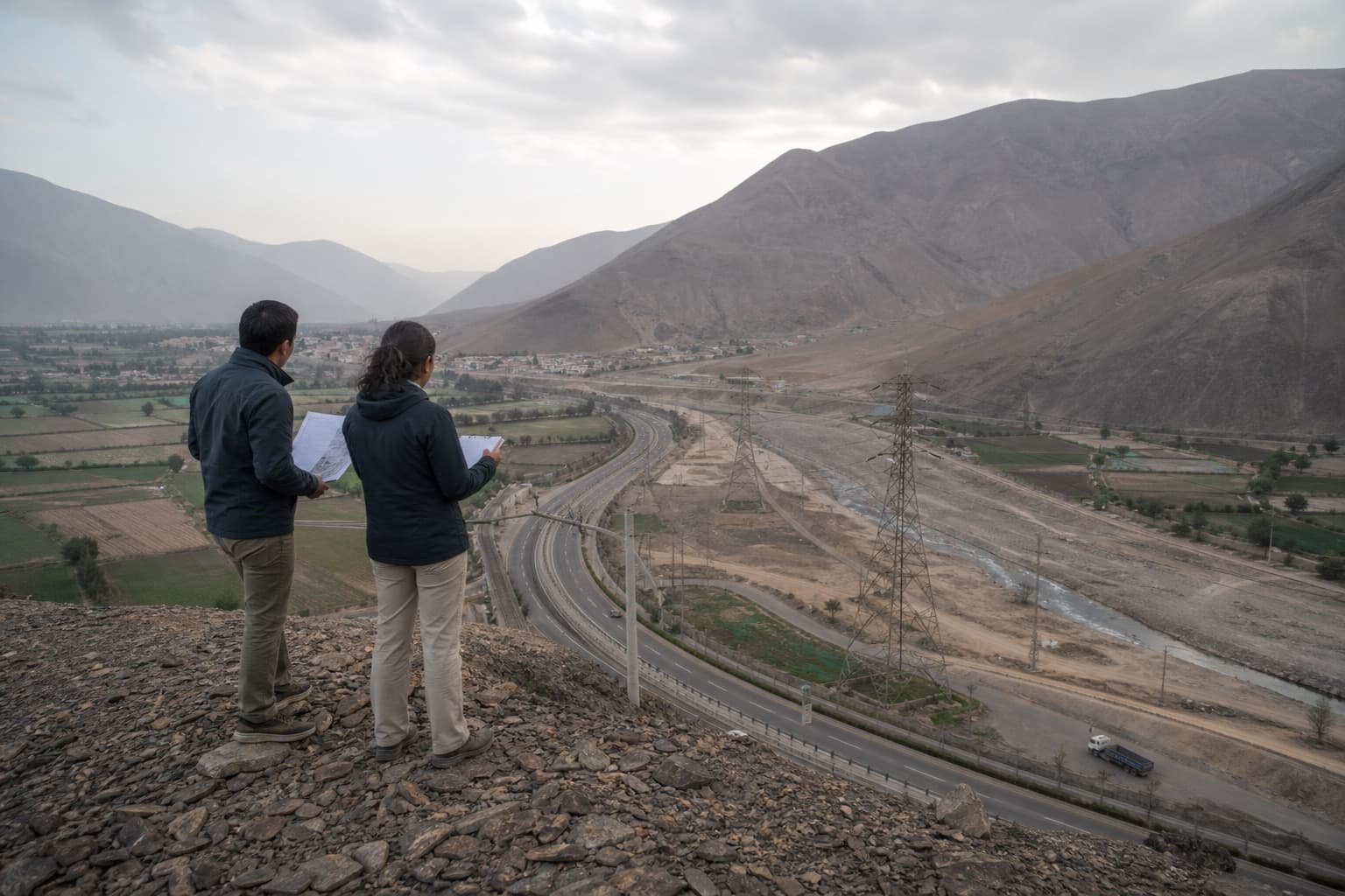 Profesionales evaluando infraestructura y actividad productiva en un territorio peruano